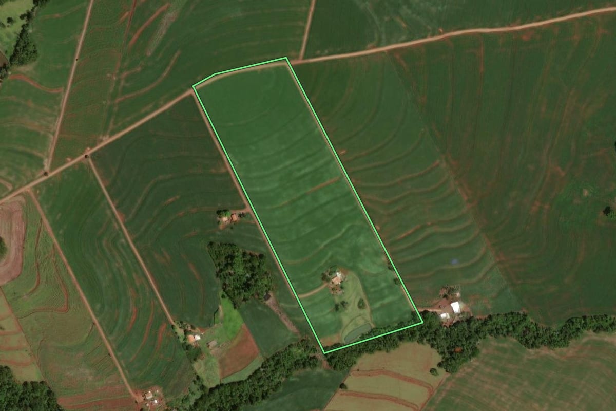 Imagem de satélite do imóvel rural em Iracema do Oeste (PR), com o contorno declarado no CAR desenhado por cima.