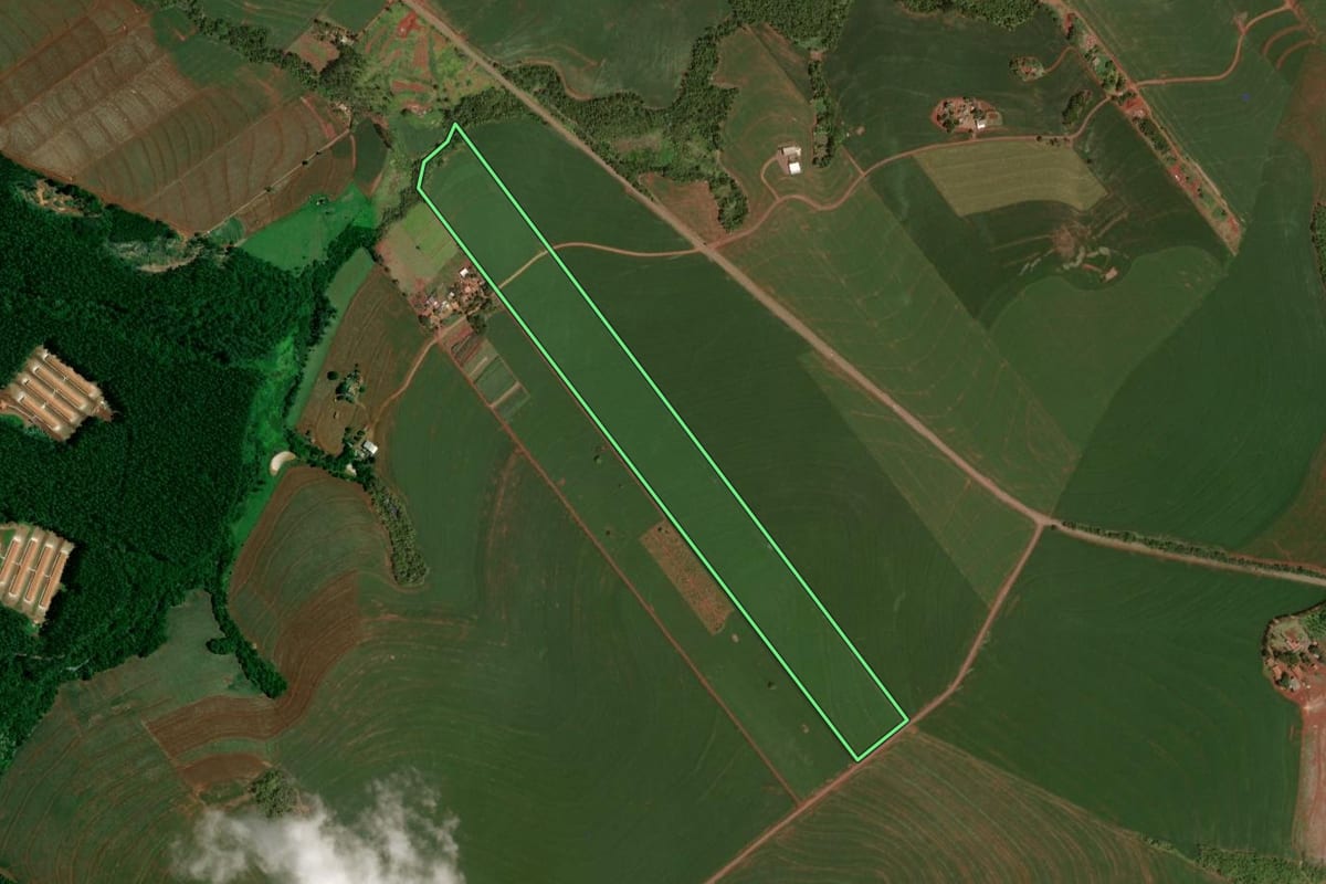 Imagem de satélite do imóvel rural em Iracema do Oeste (PR), com o contorno declarado no CAR desenhado por cima.