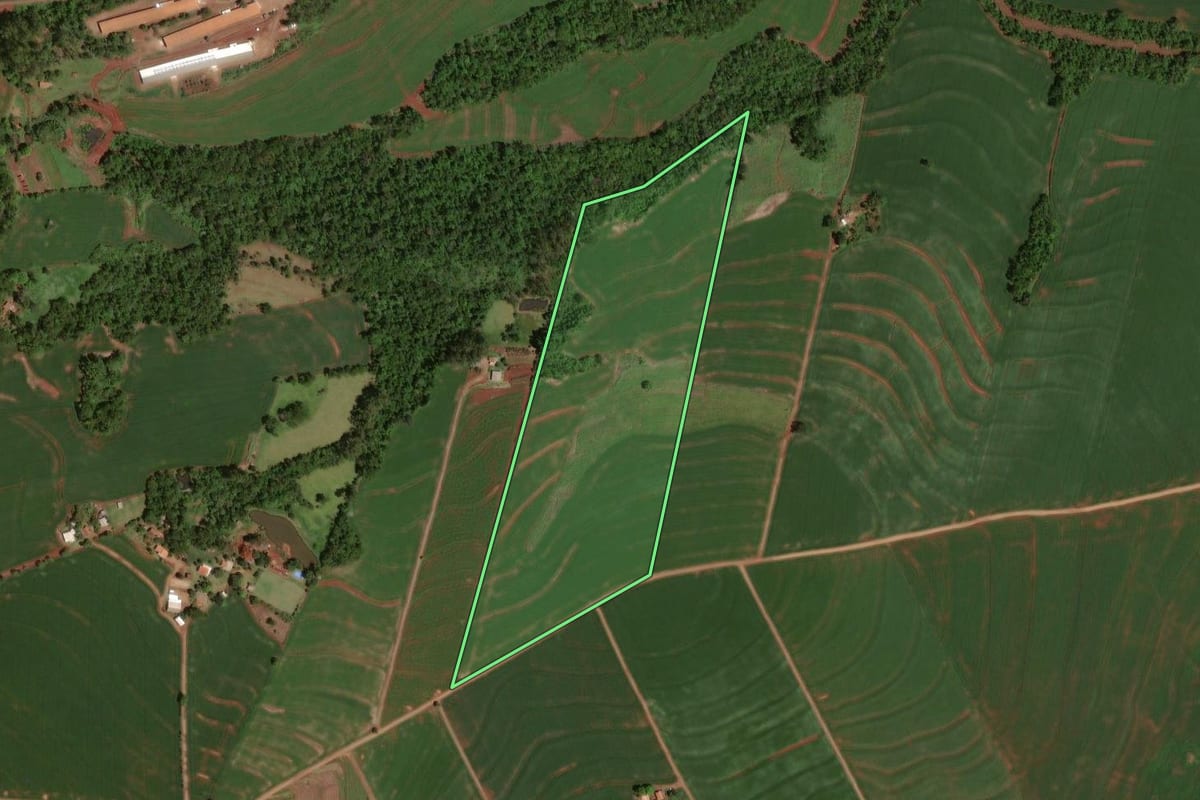 Imagem de satélite do imóvel rural em Iracema do Oeste (PR), com o contorno declarado no CAR desenhado por cima.