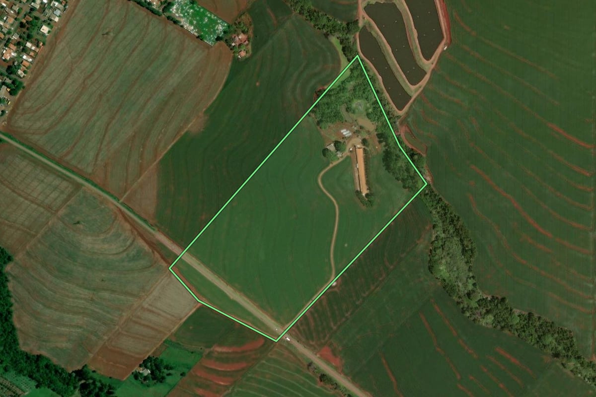 Imagem de satélite do imóvel rural em Iracema do Oeste (PR), com o contorno declarado no CAR desenhado por cima.