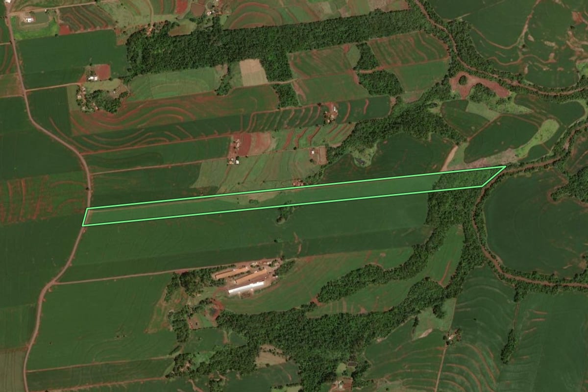 Imagem de satélite do imóvel rural em Iracema do Oeste (PR), com o contorno declarado no CAR desenhado por cima.