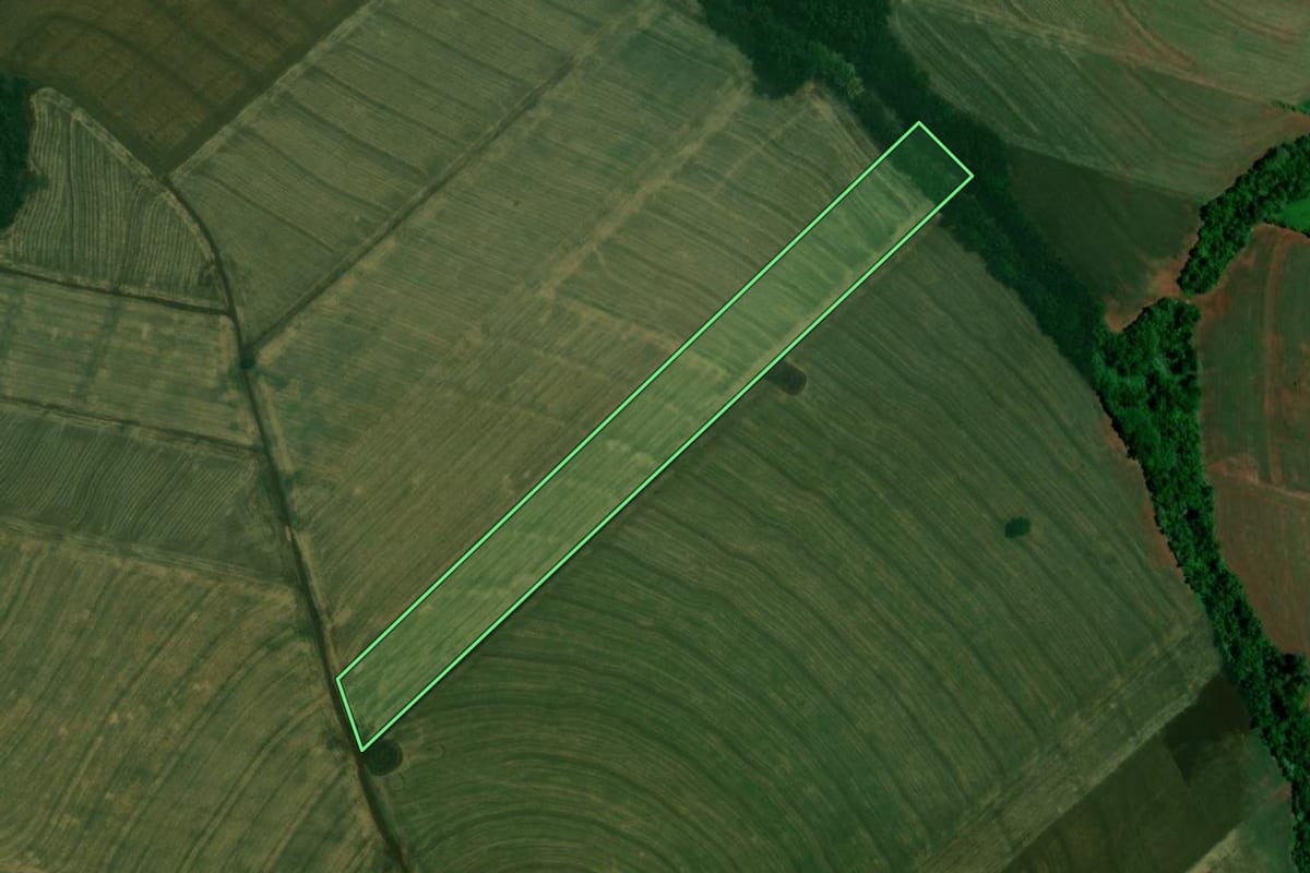 Imagem de satélite do imóvel rural em Iracema do Oeste (PR), com o contorno declarado no CAR desenhado por cima.