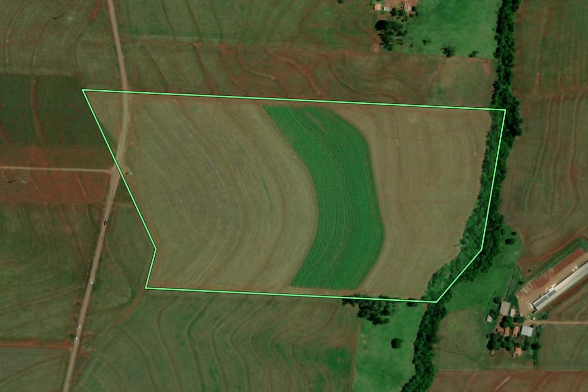 Imagem de satélite do imóvel rural em Iracema do Oeste (PR), com o contorno declarado no CAR desenhado por cima.