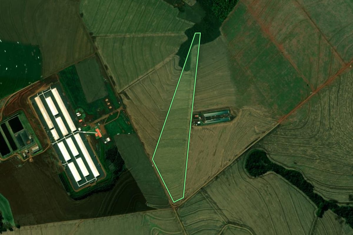 Imagem de satélite do imóvel rural em Iracema do Oeste (PR), com o contorno declarado no CAR desenhado por cima.