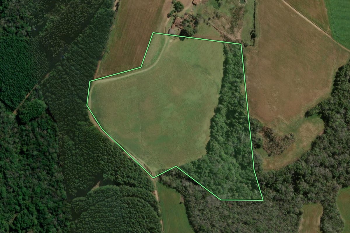 Imagem de satélite do imóvel rural em Irati (PR), com o contorno declarado no CAR desenhado por cima.