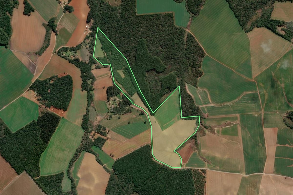 Imagem de satélite do imóvel rural em Irati (PR), com o contorno declarado no CAR desenhado por cima.