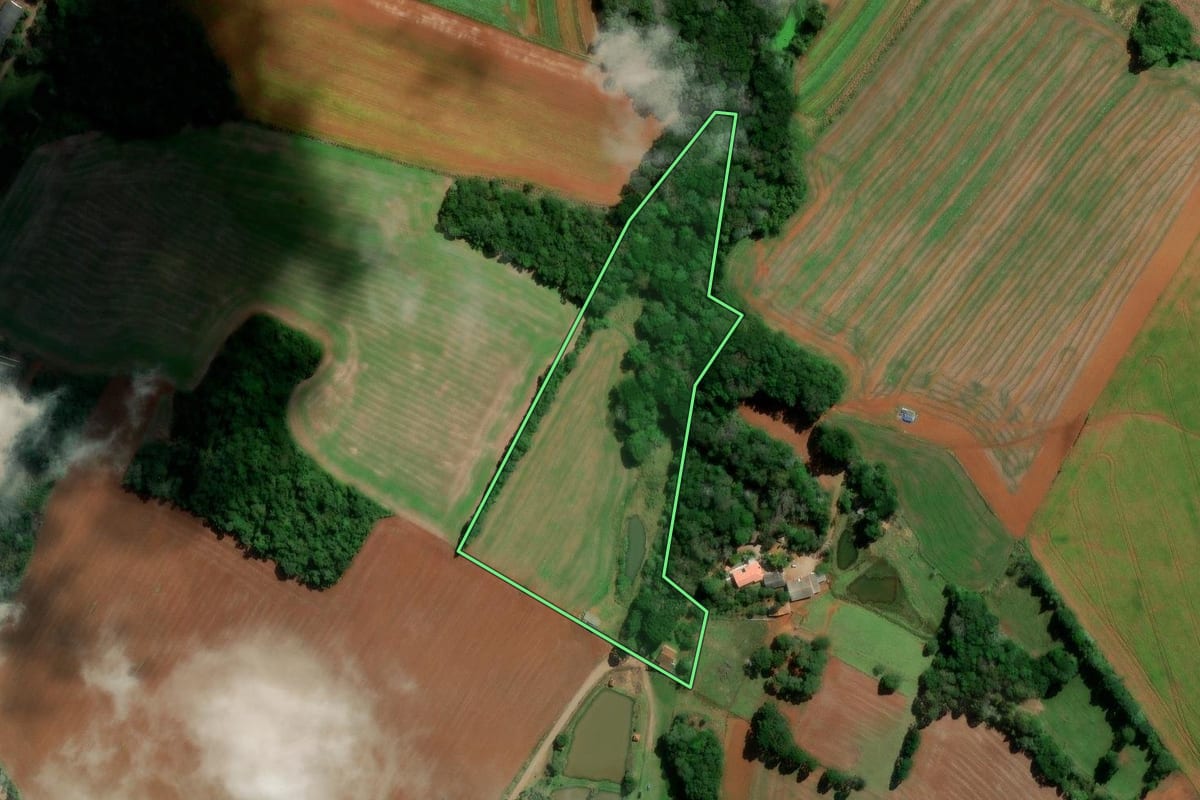 Imagem de satélite do imóvel rural em Irati (PR), com o contorno declarado no CAR desenhado por cima.