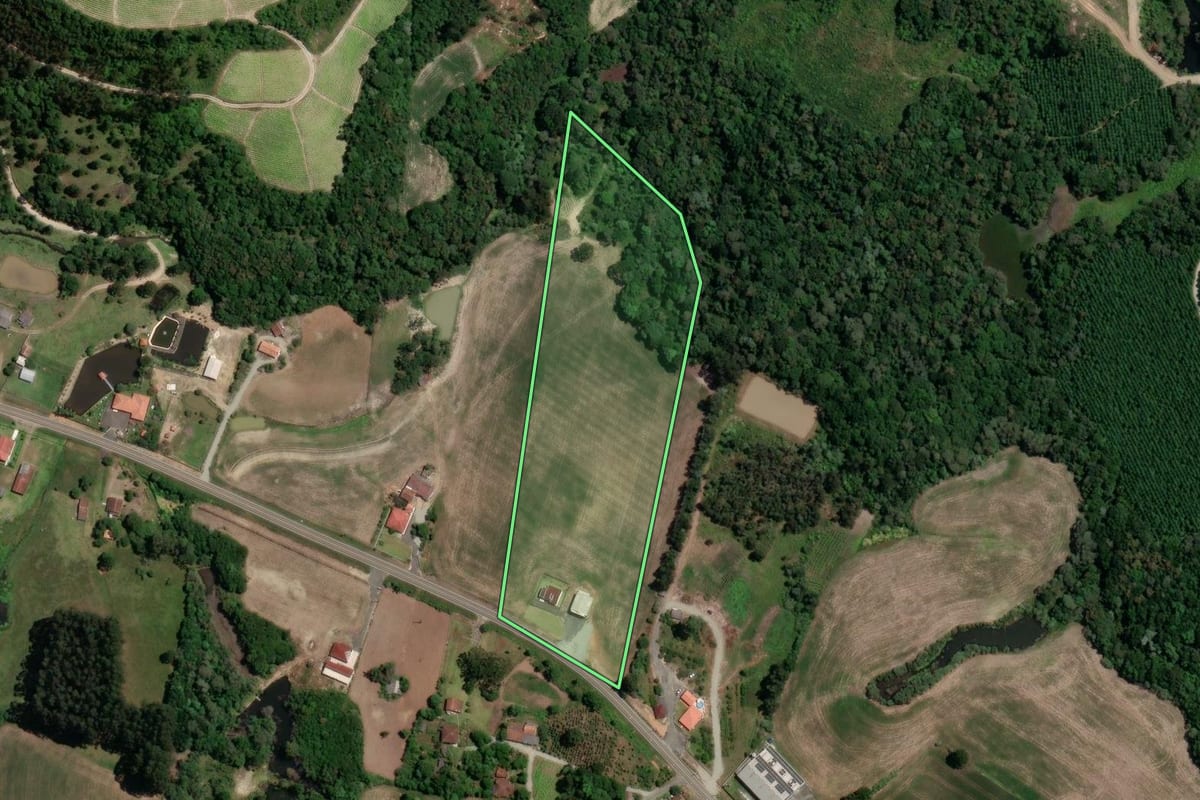 Imagem de satélite do imóvel rural em Irati (PR), com o contorno declarado no CAR desenhado por cima.