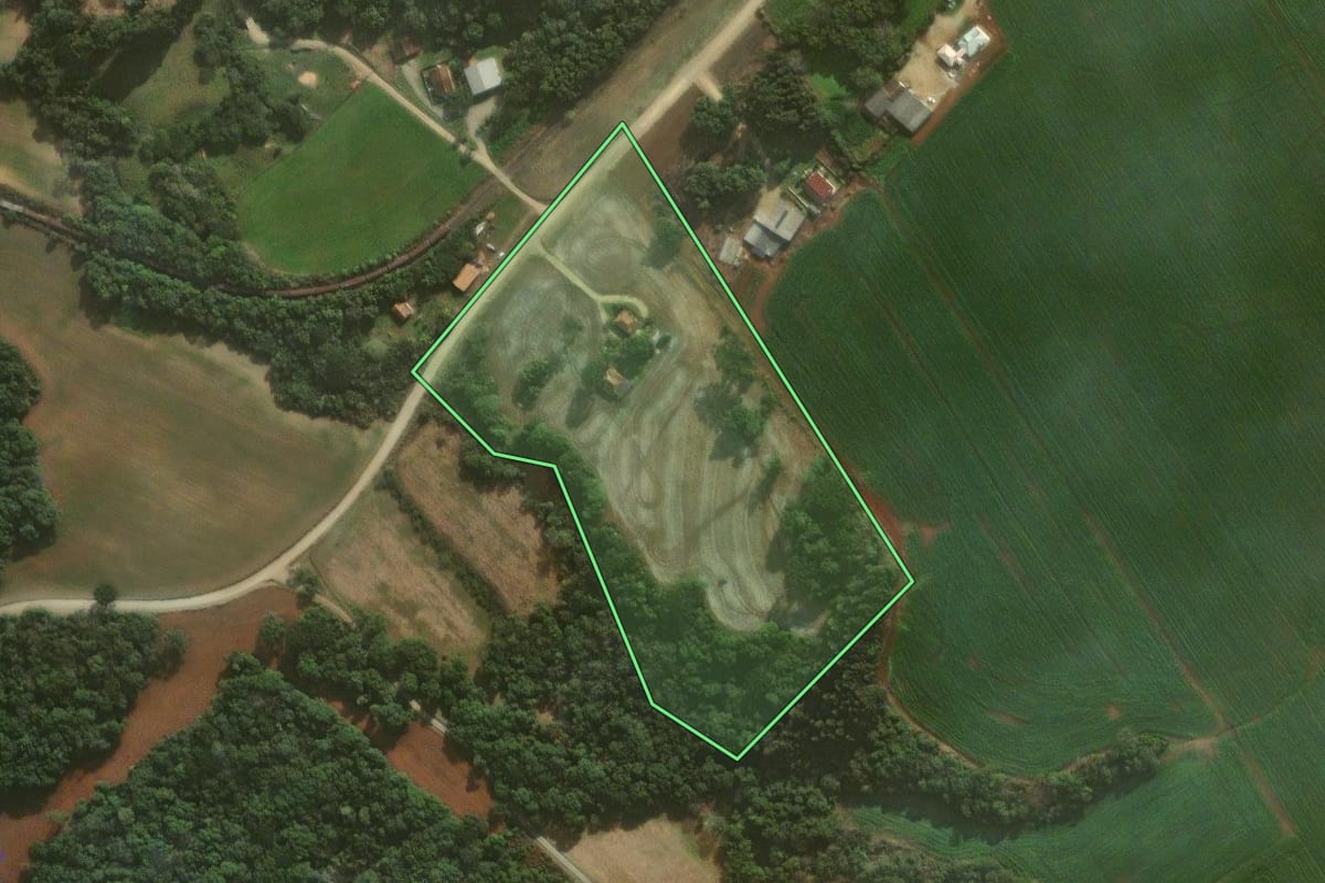 Imagem de satélite do imóvel rural em Irati (PR), com o contorno declarado no CAR desenhado por cima.