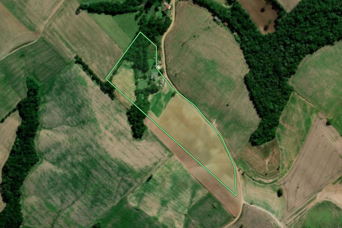 Imagem de satélite do imóvel rural em Irati (PR), com o contorno declarado no CAR desenhado por cima.