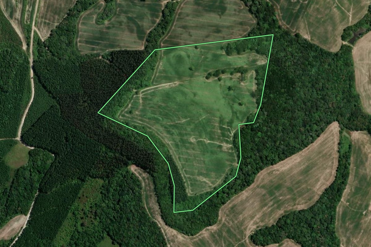 Imagem de satélite do imóvel rural em Irati (PR), com o contorno declarado no CAR desenhado por cima.