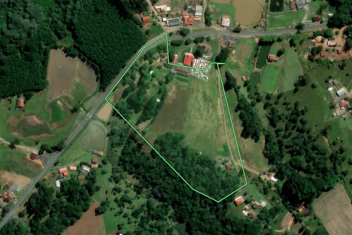 Imagem de satélite do imóvel rural em Irati (PR), com o contorno declarado no CAR desenhado por cima.