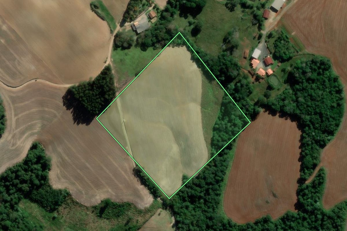 Imagem de satélite do imóvel rural em Irati (PR), com o contorno declarado no CAR desenhado por cima.