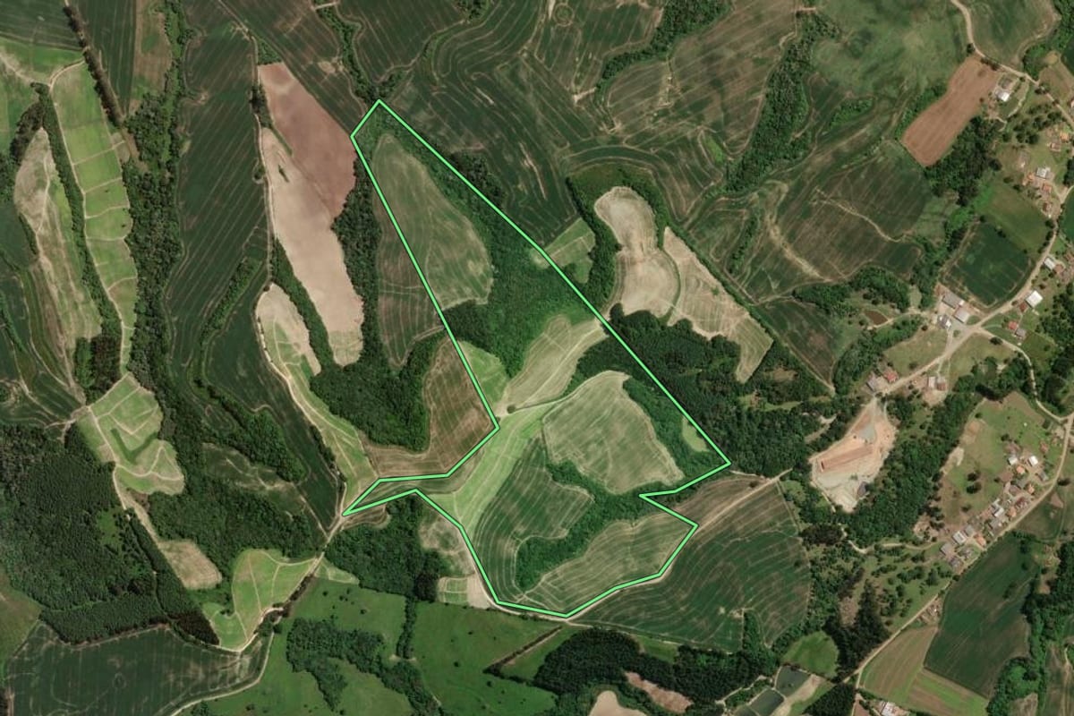 Imagem de satélite do imóvel rural em Irati (PR), com o contorno declarado no CAR desenhado por cima.