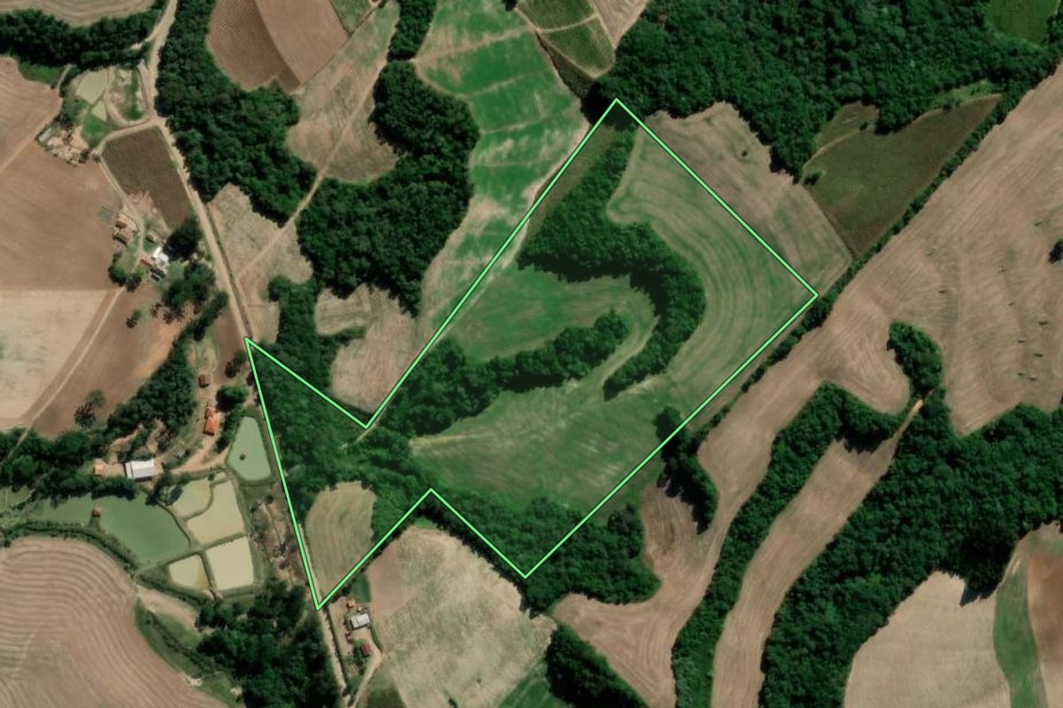 Imagem de satélite do imóvel rural em Irati (PR), com o contorno declarado no CAR desenhado por cima.