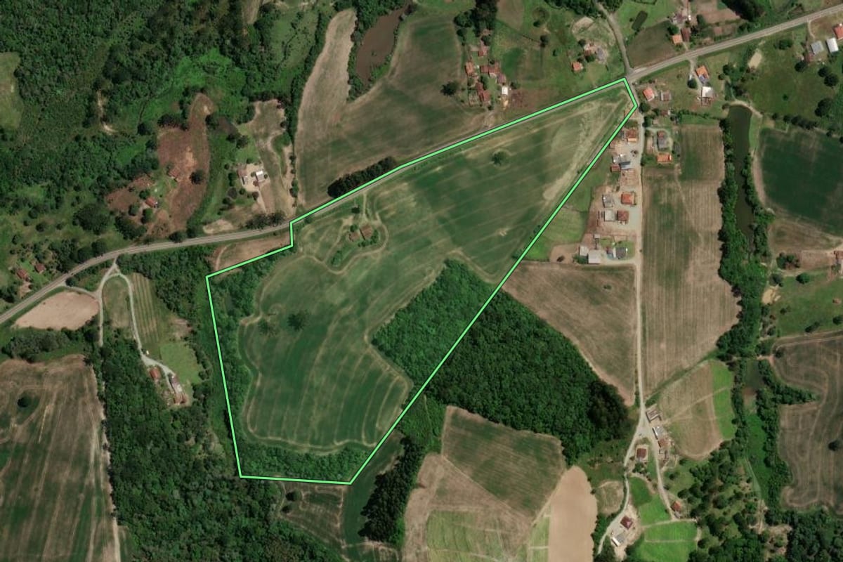 Imagem de satélite do imóvel rural em Irati (PR), com o contorno declarado no CAR desenhado por cima.