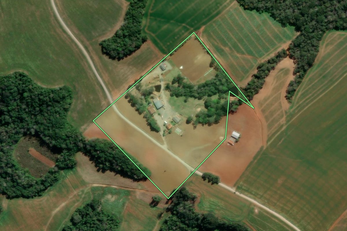 Imagem de satélite do imóvel rural em Irati (PR), com o contorno declarado no CAR desenhado por cima.