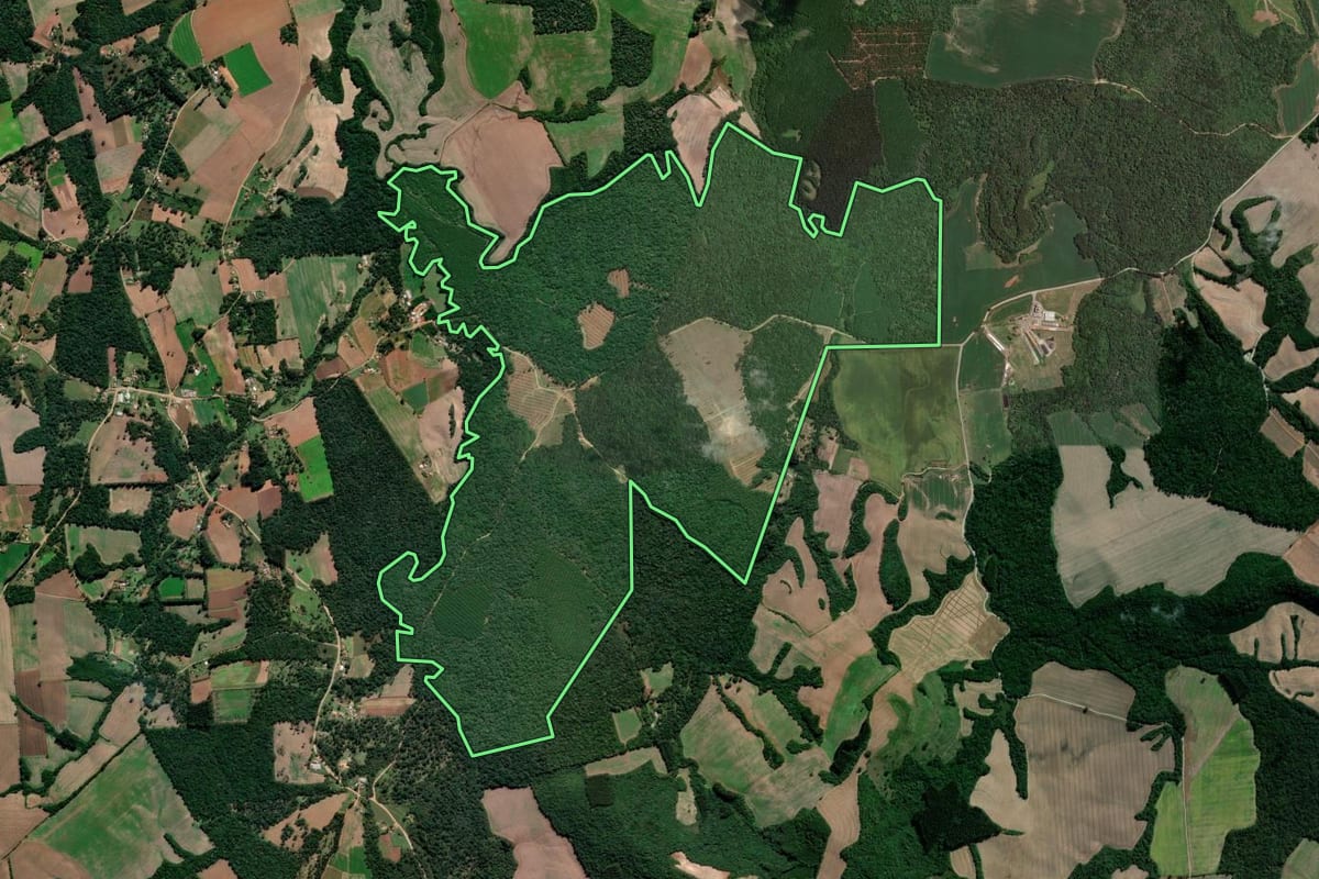 Imagem de satélite do imóvel rural em Irati (PR), com o contorno declarado no CAR desenhado por cima.