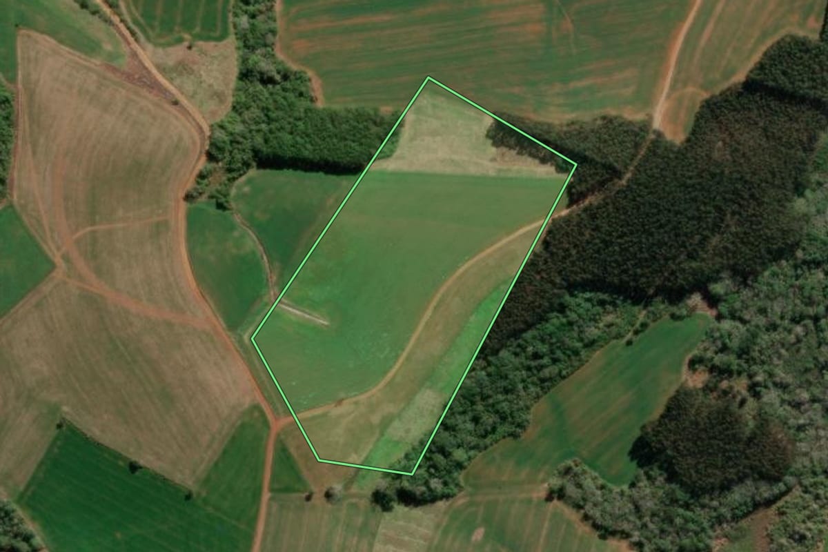 Imagem de satélite do imóvel rural em Irati (PR), com o contorno declarado no CAR desenhado por cima.