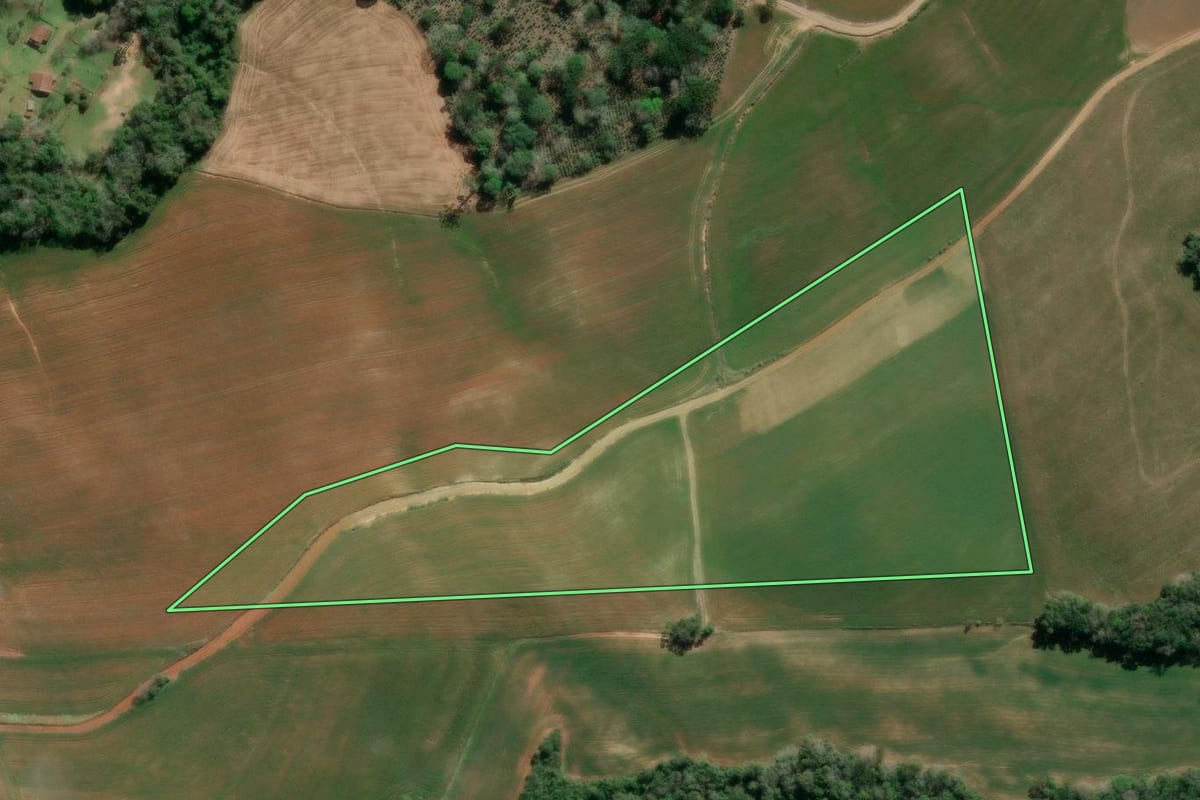 Imagem de satélite do imóvel rural em Irati (PR), com o contorno declarado no CAR desenhado por cima.