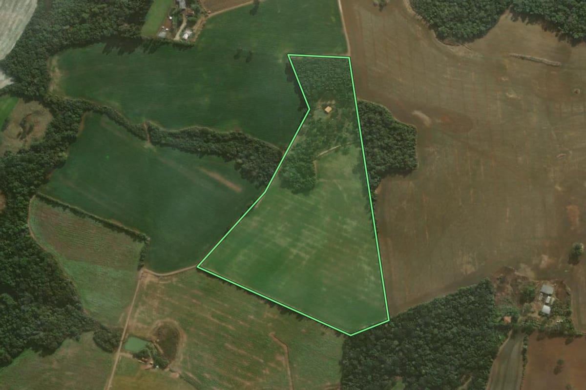Imagem de satélite do imóvel rural em Irati (PR), com o contorno declarado no CAR desenhado por cima.