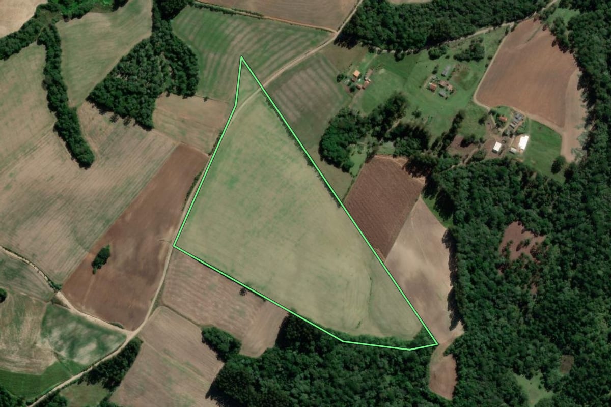Imagem de satélite do imóvel rural em Irati (PR), com o contorno declarado no CAR desenhado por cima.