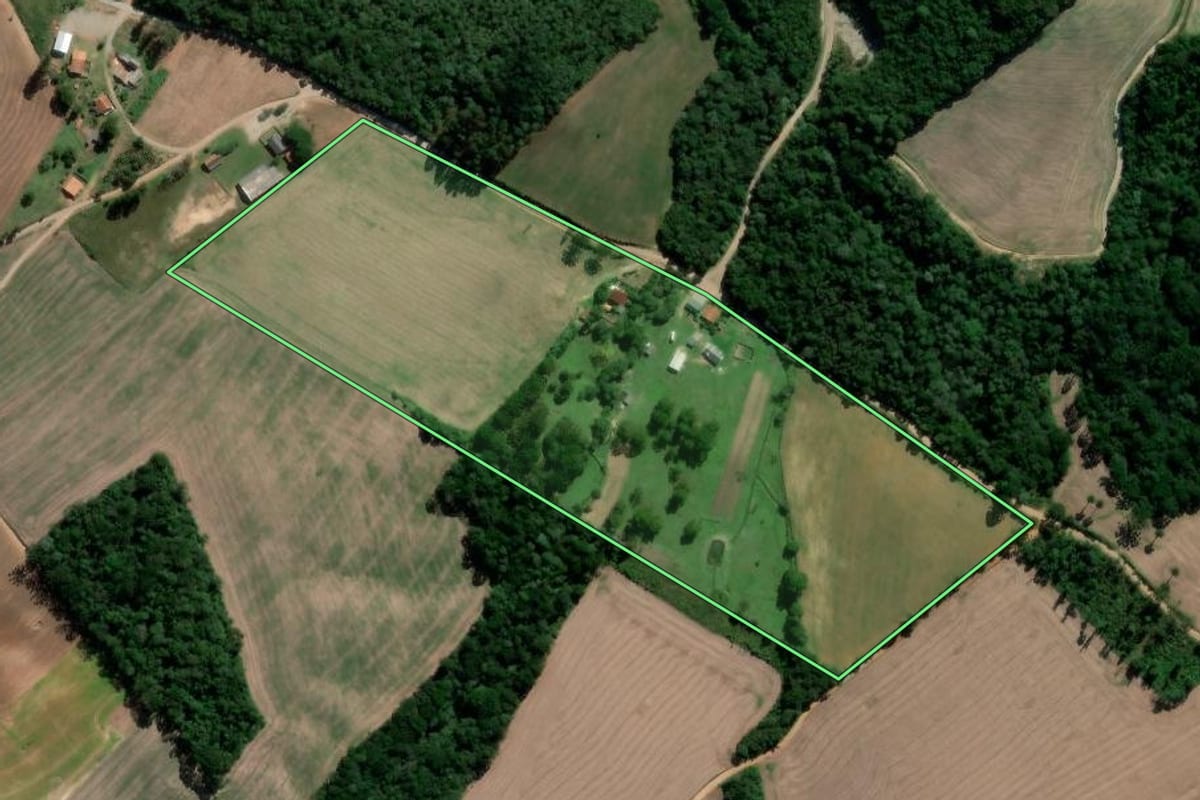 Imagem de satélite do imóvel rural em Irati (PR), com o contorno declarado no CAR desenhado por cima.