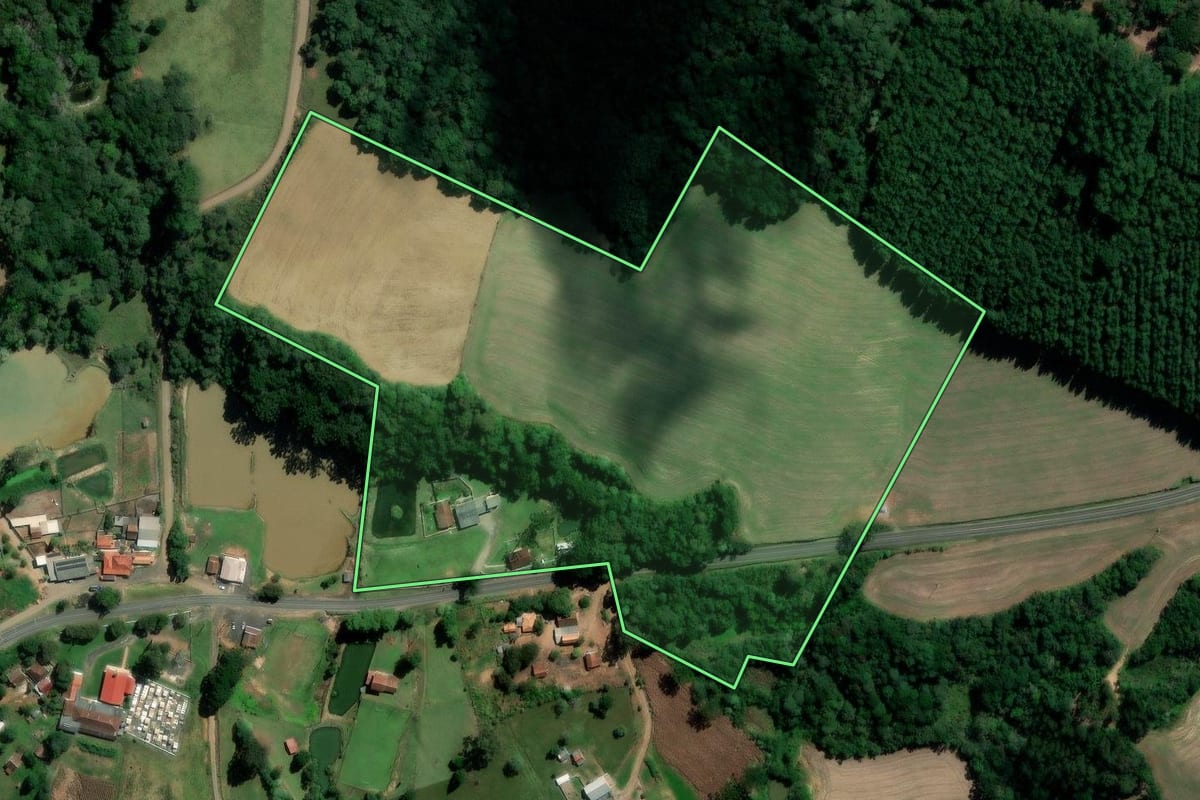 Imagem de satélite do imóvel rural em Irati (PR), com o contorno declarado no CAR desenhado por cima.