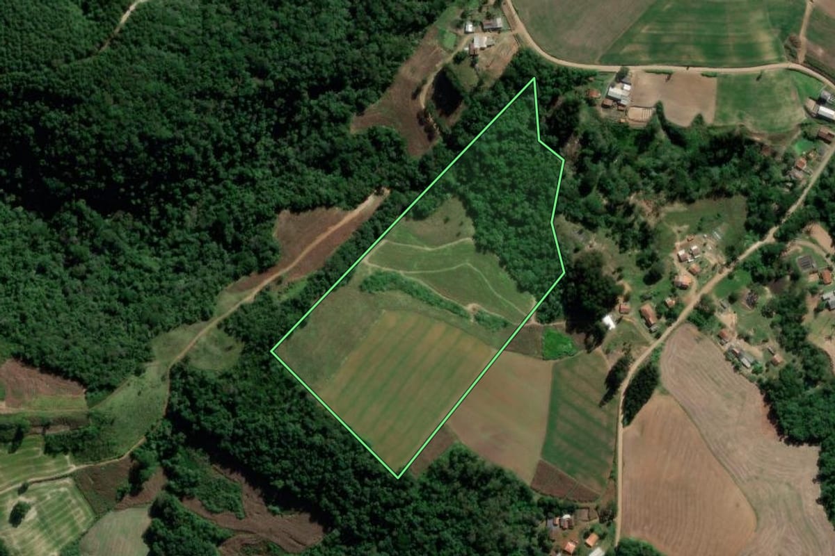 Imagem de satélite do imóvel rural em Irati (PR), com o contorno declarado no CAR desenhado por cima.