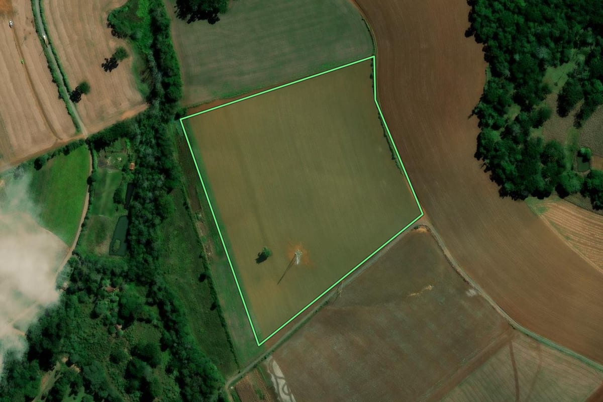 Imagem de satélite do imóvel rural em Irati (PR), com o contorno declarado no CAR desenhado por cima.