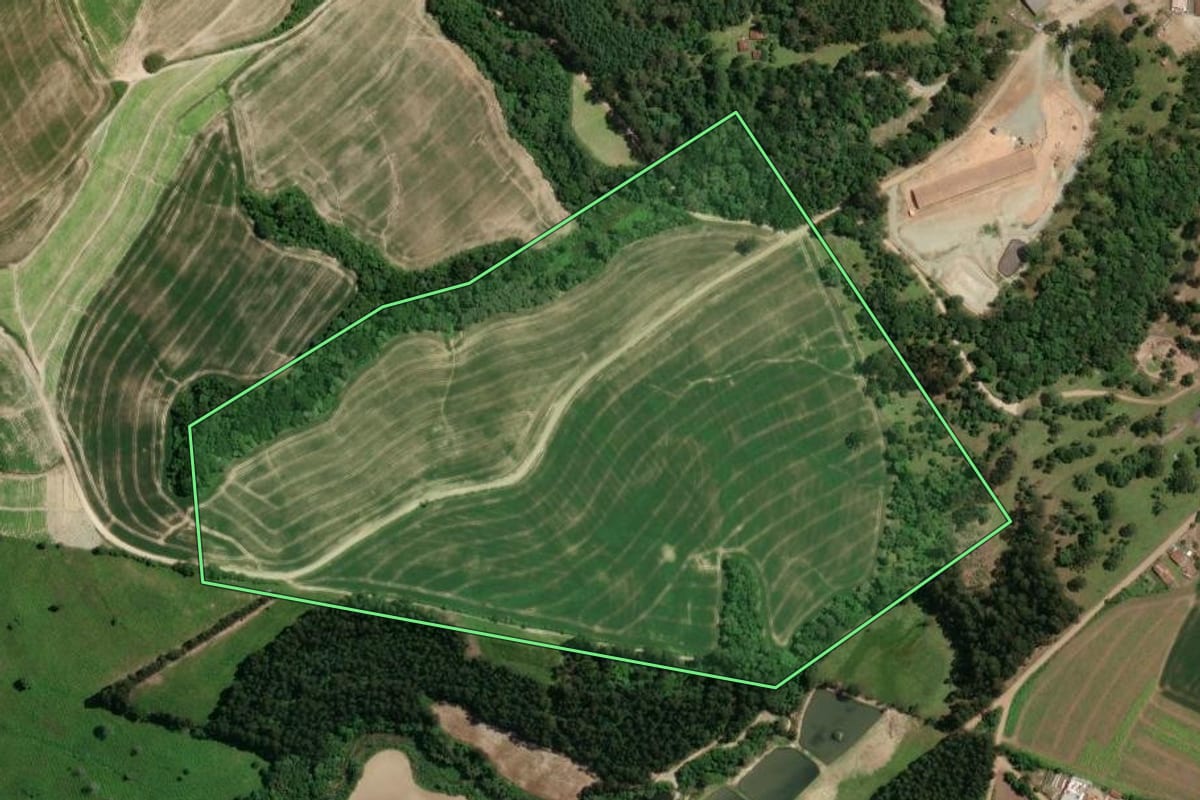 Imagem de satélite do imóvel rural em Irati (PR), com o contorno declarado no CAR desenhado por cima.