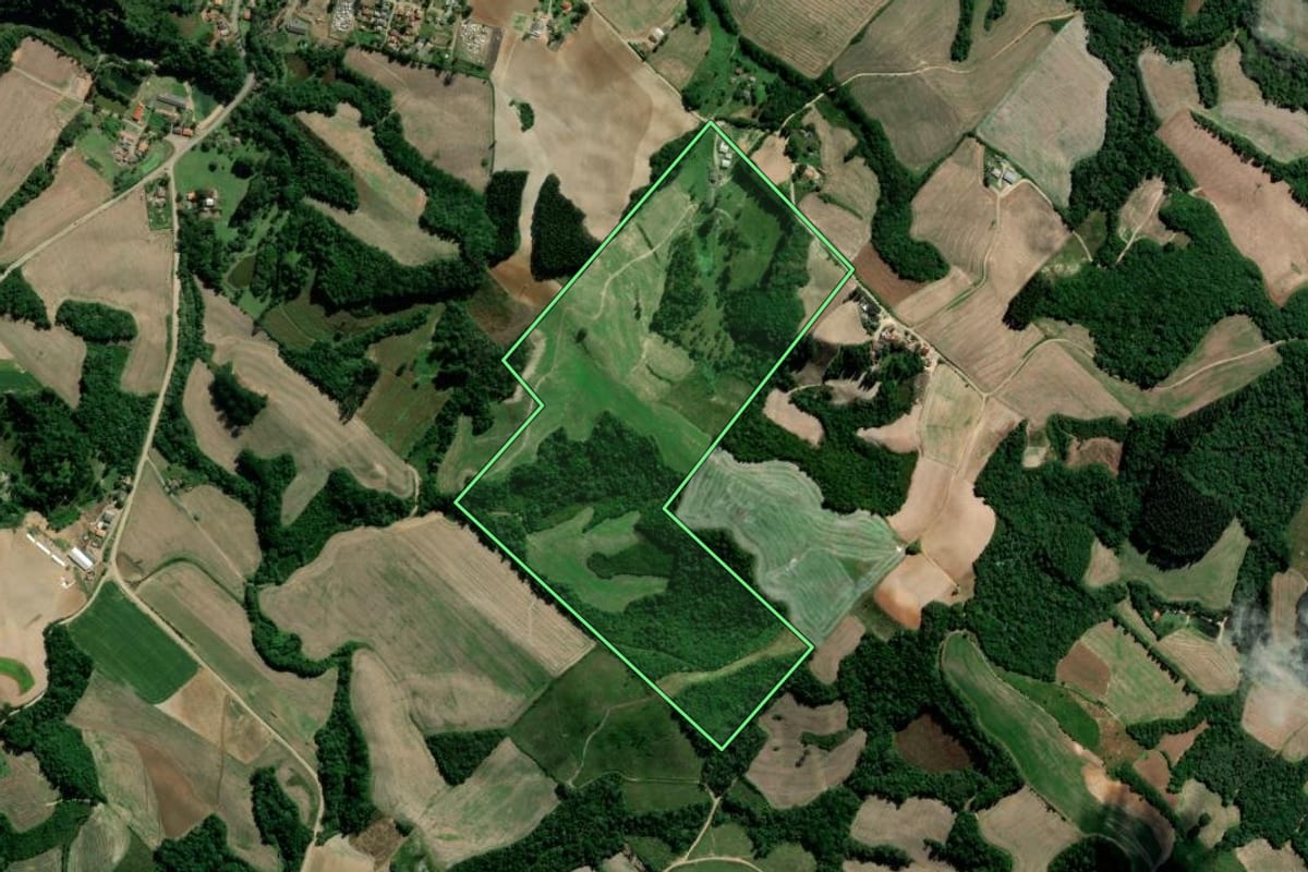 Imagem de satélite do imóvel rural em Irati (PR), com o contorno declarado no CAR desenhado por cima.