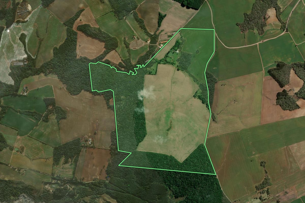Imagem de satélite do imóvel rural em Irati (PR), com o contorno declarado no CAR desenhado por cima.