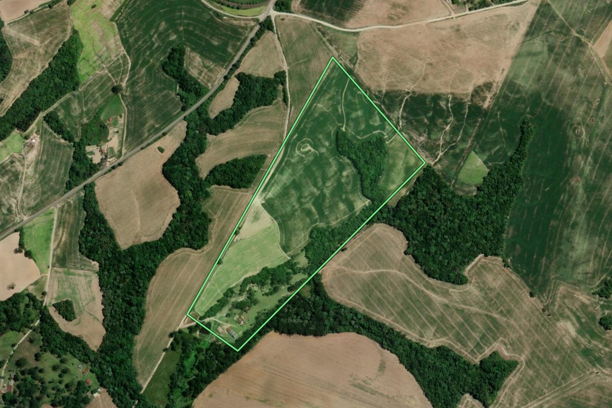 Imagem de satélite do imóvel rural em Irati (PR), com o contorno declarado no CAR desenhado por cima.