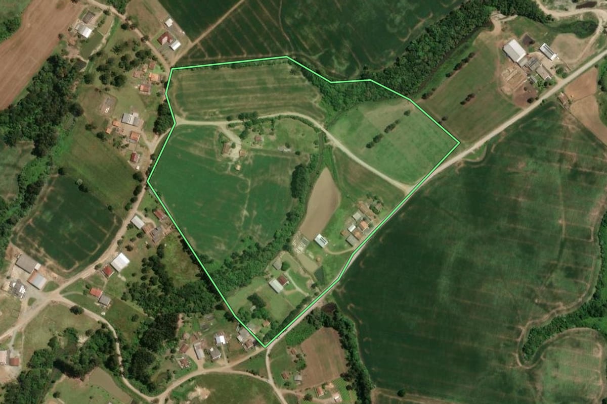 Imagem de satélite do imóvel rural em Irati (PR), com o contorno declarado no CAR desenhado por cima.