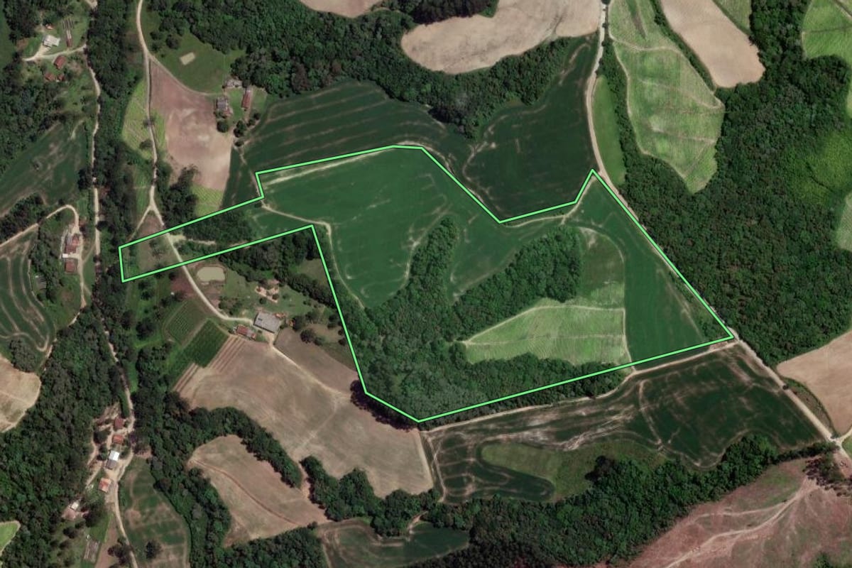 Imagem de satélite do imóvel rural em Irati (PR), com o contorno declarado no CAR desenhado por cima.