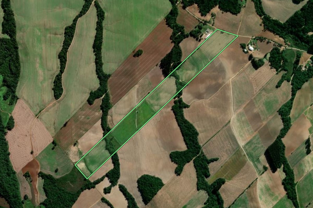 Imagem de satélite do imóvel rural em Irati (PR), com o contorno declarado no CAR desenhado por cima.
