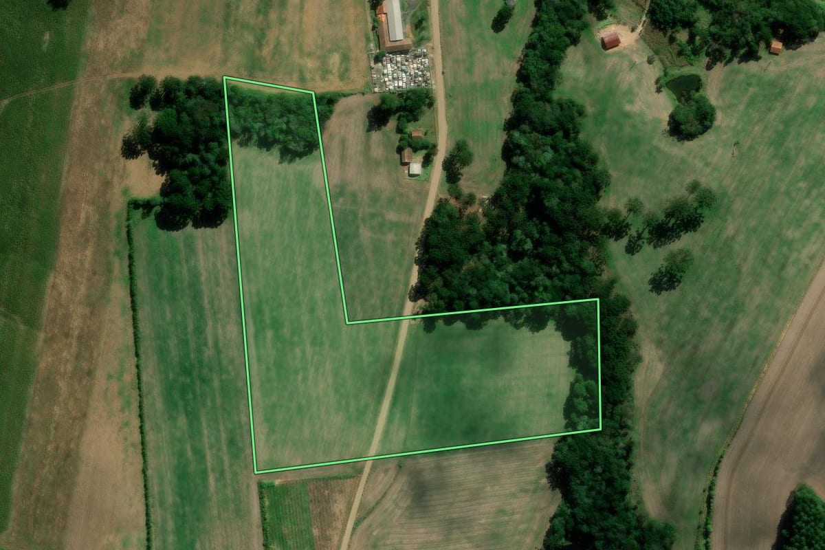 Imagem de satélite do imóvel rural em Irati (PR), com o contorno declarado no CAR desenhado por cima.
