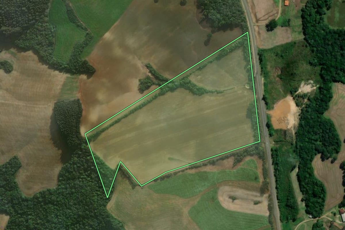 Imagem de satélite do imóvel rural em Irati (PR), com o contorno declarado no CAR desenhado por cima.