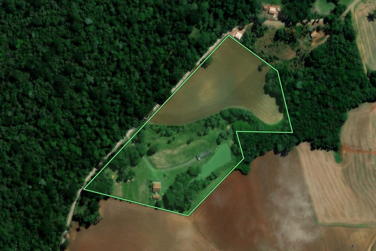 Imagem de satélite do imóvel rural em Irati (PR), com o contorno declarado no CAR desenhado por cima.