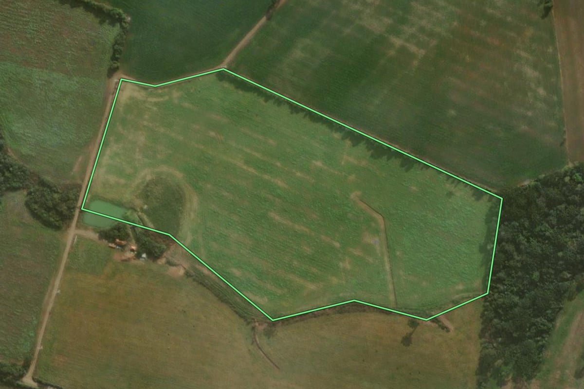 Imagem de satélite do imóvel rural em Irati (PR), com o contorno declarado no CAR desenhado por cima.