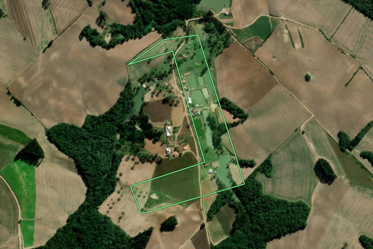 Imagem de satélite do imóvel rural em Irati (PR), com o contorno declarado no CAR desenhado por cima.