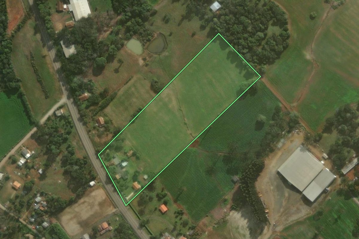 Imagem de satélite do imóvel rural em Irati (PR), com o contorno declarado no CAR desenhado por cima.