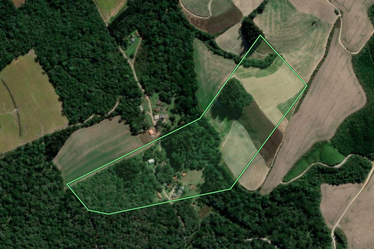 Imagem de satélite do imóvel rural em Irati (PR), com o contorno declarado no CAR desenhado por cima.