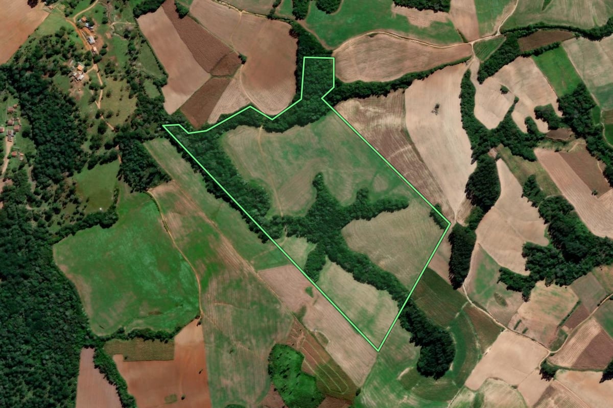 Imagem de satélite do imóvel rural em Irati (PR), com o contorno declarado no CAR desenhado por cima.