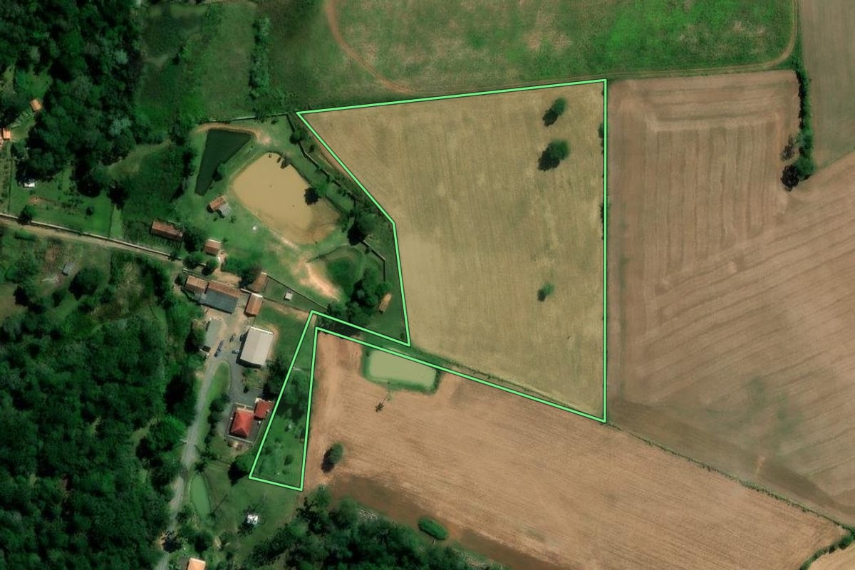 Imagem de satélite do imóvel rural em Irati (PR), com o contorno declarado no CAR desenhado por cima.