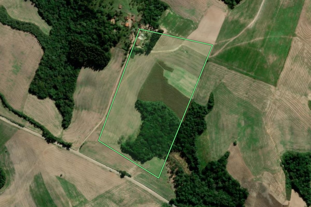 Imagem de satélite do imóvel rural em Irati (PR), com o contorno declarado no CAR desenhado por cima.