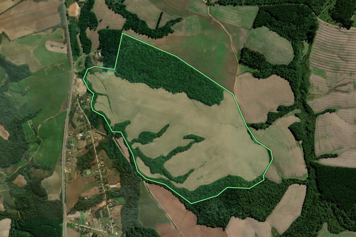 Imagem de satélite do imóvel rural em Irati (PR), com o contorno declarado no CAR desenhado por cima.