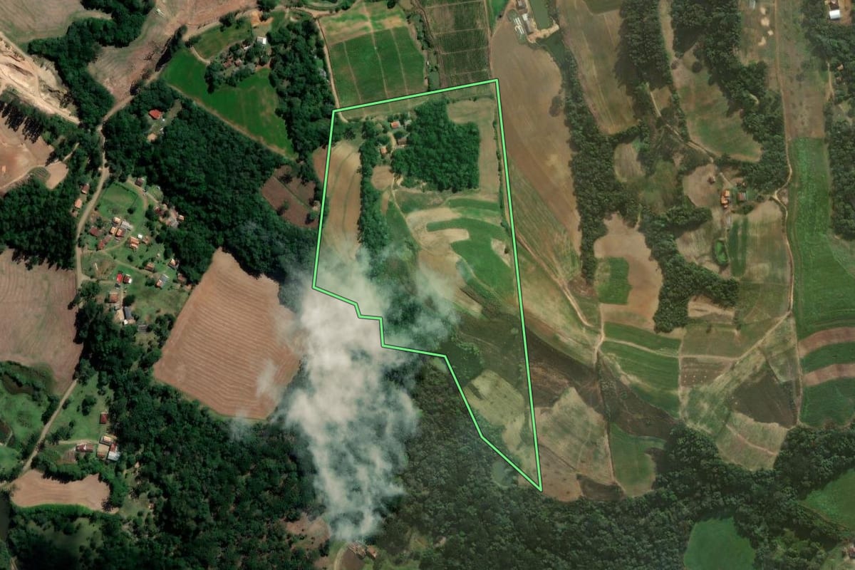 Imagem de satélite do imóvel rural em Irati (PR), com o contorno declarado no CAR desenhado por cima.