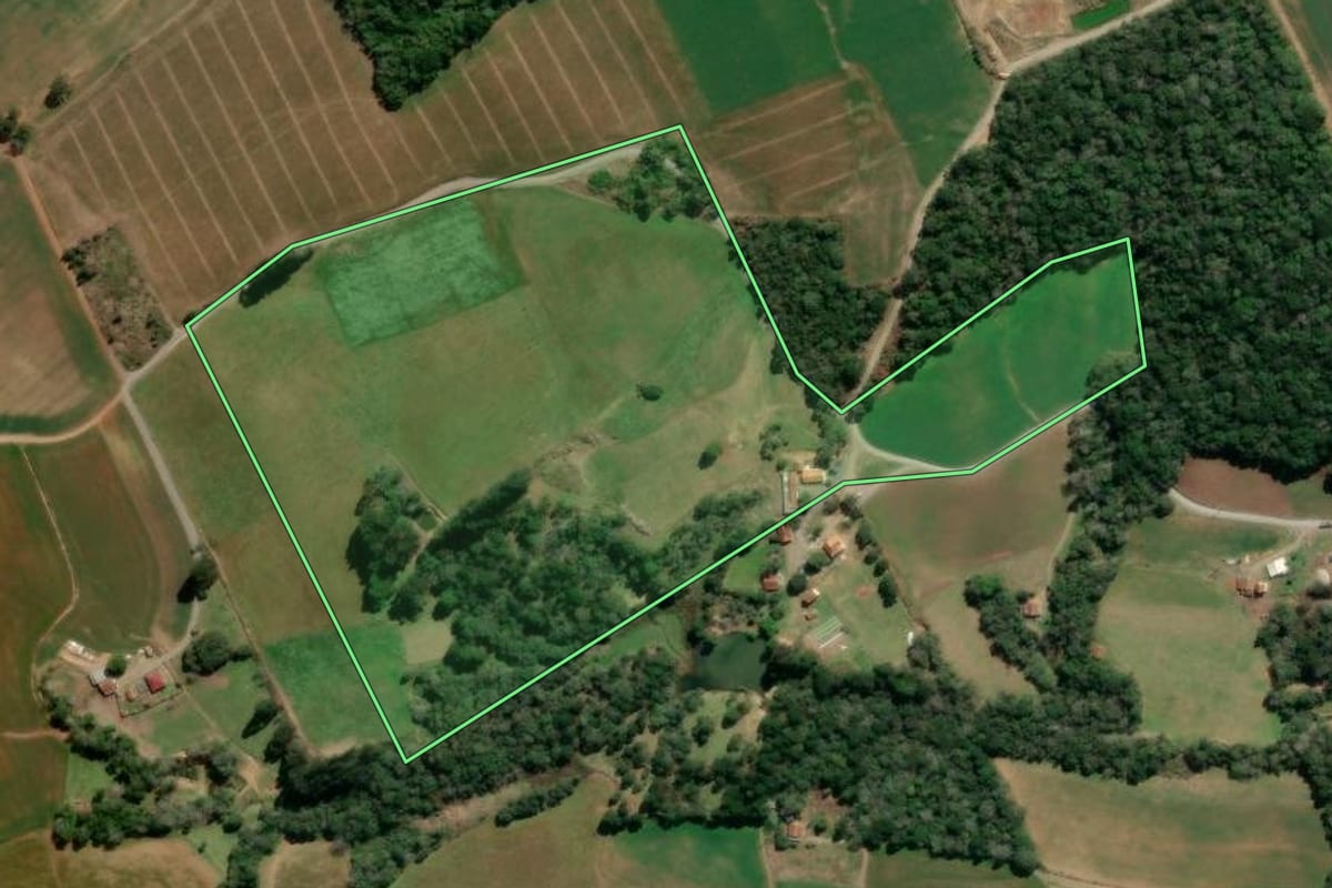 Imagem de satélite do imóvel rural em Irati (PR), com o contorno declarado no CAR desenhado por cima.